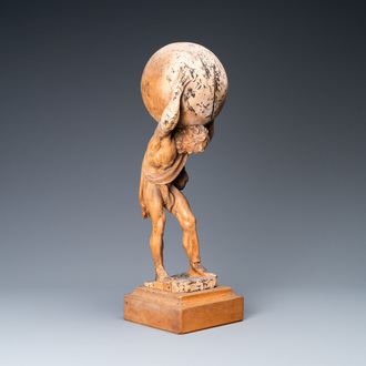 Une statue d'Atlas portant le globe céleste sur ses épaules en tilleul sculpté, Allemagne, vers 1700