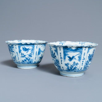 A pair of Chinese blue and white kraak porcelain 'crow' bowls, Wanli