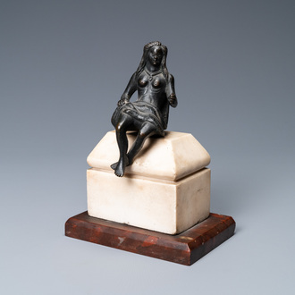 Une statue d'une jeune femme assise couverte d’un linge pudique en bronze patiné noir sur socle en marbre, Italie, 16ème