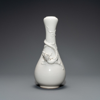 Un vase en porcelaine blanc de Chine de Dehua figurant un dragon appliqué, Kangxi/Yongzheng