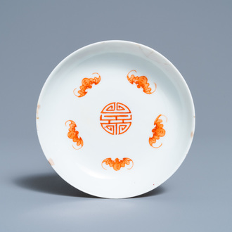 Une coupe en porcelaine de Chine famille rose à décor de chauve-souris autour d'un Shou, marque et époque de Jiaqing