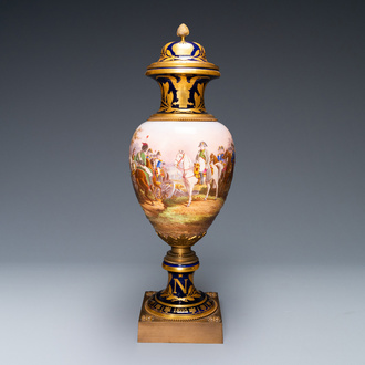 Un grand vase couvert figurant Napoleon en porcelaine dans le style de Sèvres à monture en bronze doré, signé Desprez, France, 19ème