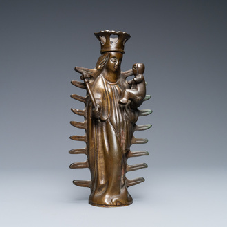 Un ornement de lustre en bronze en forme d'une Vierge à l'enfant, Flandres, 16ème