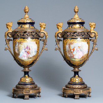 Une paire de grands vases en porcelaine dans le style de Sèvres aux montures en bronze doré, signés Le Berre, France, 19ème