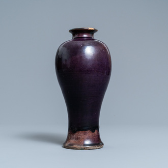 Un vase de forme 'meiping' en porcelaine de Chine aubergine monochrome, Ming