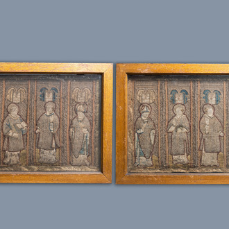 Deux grands fragments d'orfrois en laine, fils d’argent et fils de soie figurant des saints sous des arcatures, Espagne, début du 17ème