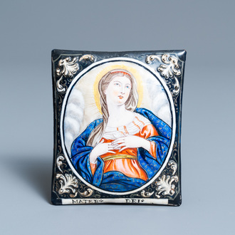 Une plaque en émail peint polychrome représentant la Vierge et inscrit 'Mater Dei', Limoges, France, 1ère moitié du 18ème