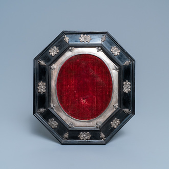 Un cadre de forme octagonale en placage d’ébène et éléments en argent, Italie, 17ème