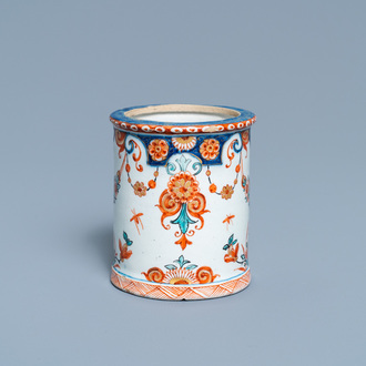 Een polychrome Delftse doré jampot, 18e eeuw