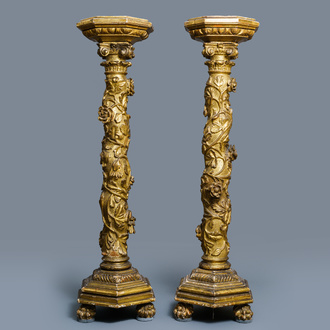 Une paire de colonnes en bois sculpté et doré aux chapiteaux ioniques, guirlandes et pattes de lions, Italie, 18ème