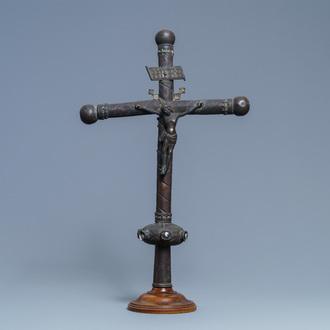 Une croix de procession en cuivre partiellement doré au Christ et Vierge à l'Enfant et incrusté de plaques en émaux de Limoges, France, 15/16ème