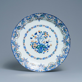 A large Dutch Delft cashmere palette charger, 1st half 18th C.