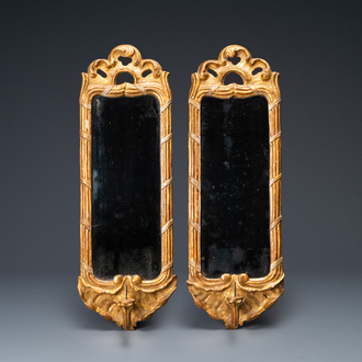 A pair of gilded wooden mirrors with candle holders, France or Italy, 17/18th C.