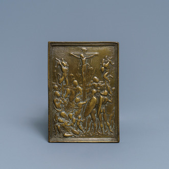 Een Italiaanse bronzen pax met een 'Kruisiging' plaquette naar een ontwerp van Moderno, ca. 1500