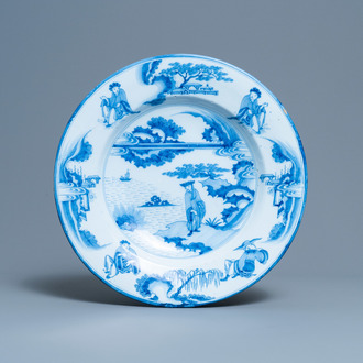 Een blauw-witte Delftse chinoiserie schotel met medaillons achterop, eind 17e eeuw