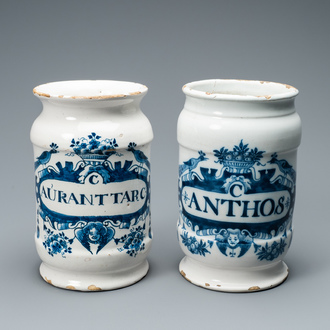 Twee blauw-witte Delftse albarello-type apothekerspotten, 18e eeuw