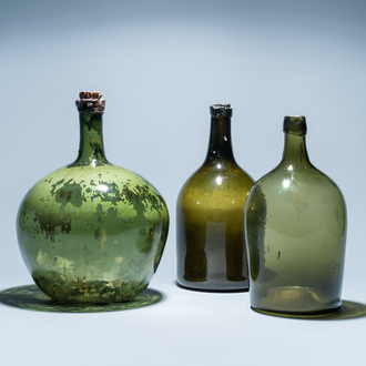 Trois grandes bouteilles en verre vert, 18ème