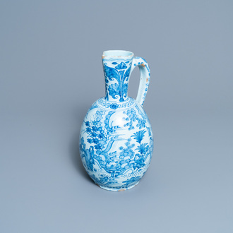 Een grote blauw-witte Delftse kan met chinoiserie decor, 17de eeuw