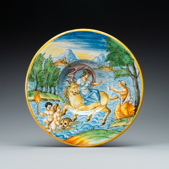 Een mythologische schotel in Franse majolica met 'Europa en de stier', Nevers, 1e helft 17e eeuw