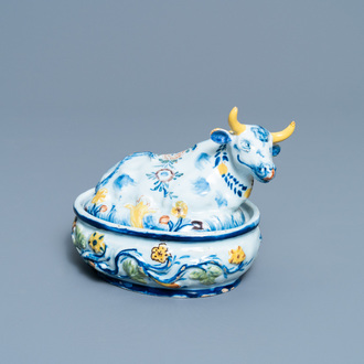 Un beurrier au couvercle en forme de vache en faïence polychrome de Delft, 18ème