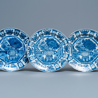 Drie blauw-witte Delftse chinoiserie schotels in Wanli-stijl, 1e kwart 18e eeuw