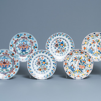 Trois paires d'assiettes en faïence polychrome de Delft, 18ème