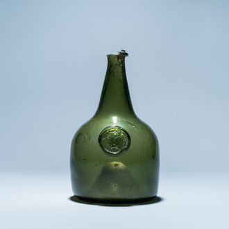 Een groene glazen wijnfles met zegel met gekroond alliantiewapen, 17e eeuw
