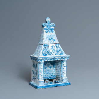 Une boîte couverte en forme de cheminé en faïence de Delft en bleu et blanc, vers 1800