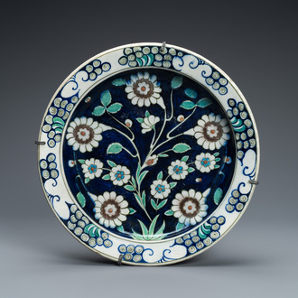 Un plat en céramique de style Iznik à fond bleu, Kutahya, Turquie, 19ème