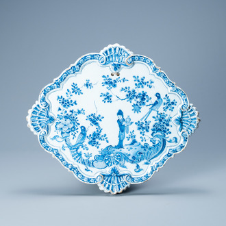 Een blauw-witte Delftse chinoiserie plaquette, 18e eeuw