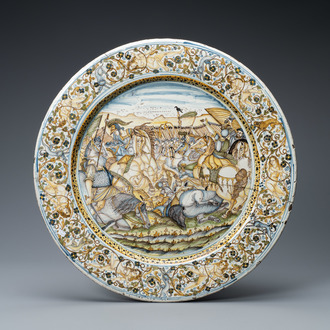 Un grand plat en faïence de Castelli polychrome à décor d'une bataille, atelier de Francesco Grue, Italie, 1ère moitié du 17ème