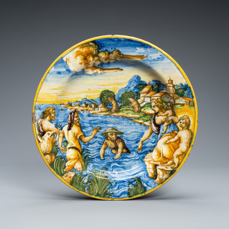 Een mythologische schotel in Italiaanse majolica met 'Latona en de kikkers', Urbino, 16e eeuw