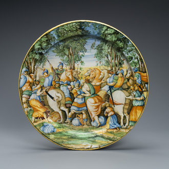 Un grand plat en majolique italienne à sujet mythologique de 'L’Enlèvement des Sabines', atelier d'Orazio Fontana, Urbino, milieu du 16ème