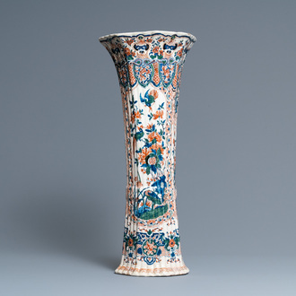 A large Dutch Delft cashmere palette vase, ca. 1700