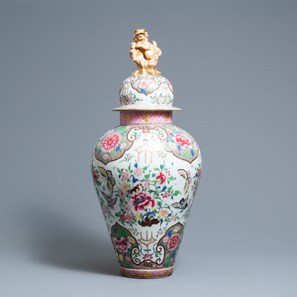 Un grand vase couvert de style famille rose en porcelaine de Samson, France, 19ème