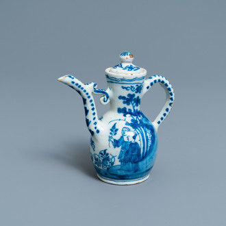 Een blauw-witte Delftse chinoiserie wijnkan met deksel, 18e eeuw