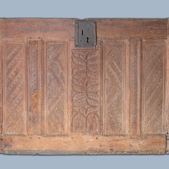 Een eikenhouten voorpaneel van een koffer met maaswerk panelen en geometrische motieven, Bretagne, Frankrijk, 17e eeuw