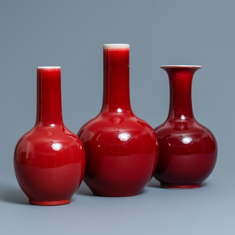 Trois vases de forme bouteille en porcelaine de Chine sang de boeuf monochrome, 19/20ème