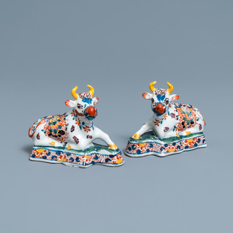 Une paire de modèles de vaches en faïence de Delft polychrome, 18ème