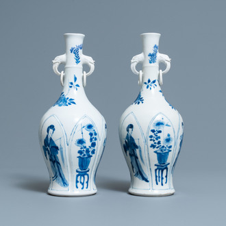 Une paire de vases en porcelaine de Chine en bleu et blanc aux anses en forme de tête d'éléphant, Kangxi