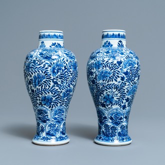 Une paire de vases en porcelaine de Chine bleu et blanc à décor floral, Kangxi