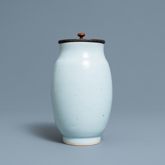 Een Chinese monochrome witte vaas met onderglazuur decor van vogels, Transitie periode
