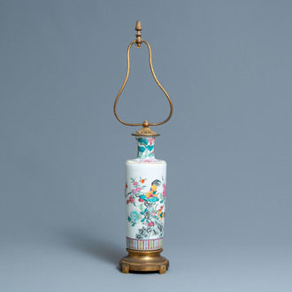 Un vase de forme rouleau en porcelaine de Chine famille rose monté en lampe, 19ème