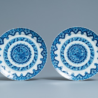 Une paire de plats en faïence de Delft en bleu et blanc, datés 1713