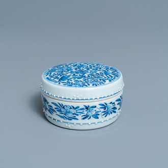 Une boîte couverte en porcelaine de Chine en bleu et blanc, Kangxi