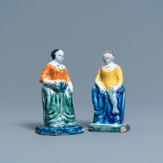 Une paire de figures de marchandes en faïence de Delft polychrome, 18ème