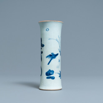 Un vase en porcelaine de Chine en bleu et blanc, époque Transition