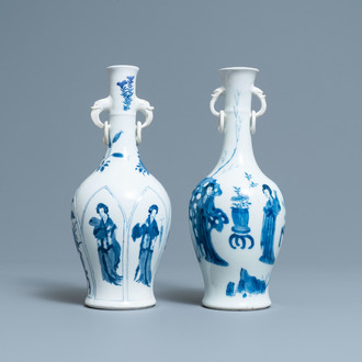 Deux vases en porcelaine de Chine en bleu et blanc aux anses en forme de tête d'éléphant, Kangxi