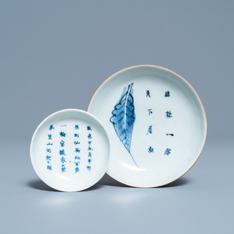 Deux coupes aux poèmes en porcelaine de Chine en bleu et blanc, époque Transition et Kangxi