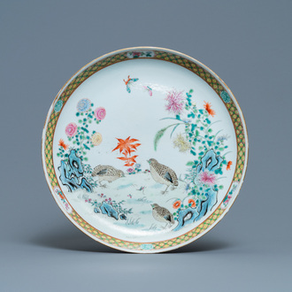 Un plat en porcelaine de Chine famille rose à décor de cailles, 19/20ème